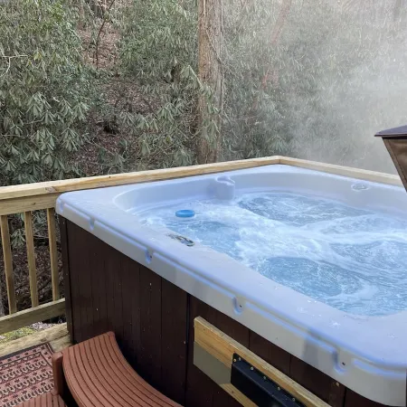 5 minutes to Helen center, hot tub, on creek with waterfall’