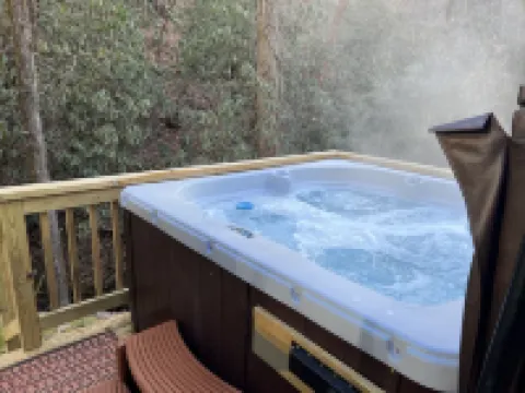 5 minutes to Helen center, hot tub, on creek with waterfall’