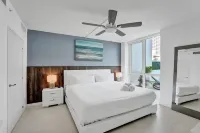 Luxury Condo On The Beach. Huge Private Balcony. 5-Star Amenities
