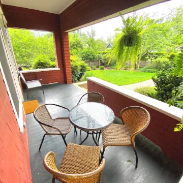 Deluxe Downtown Bungalow - fenced in yard, pet friendly.