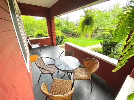 Deluxe Downtown Bungalow - fenced in yard, pet friendly. Отели в г. Бревард