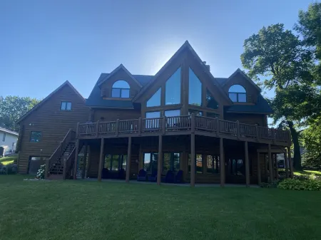 Stunning Family Friendly Lake Home Retreat on Beautiful Lake Darling