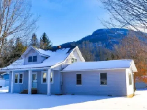 Log cabin with INDOOR POOL foot of hunter mountain ハンターのホテル
