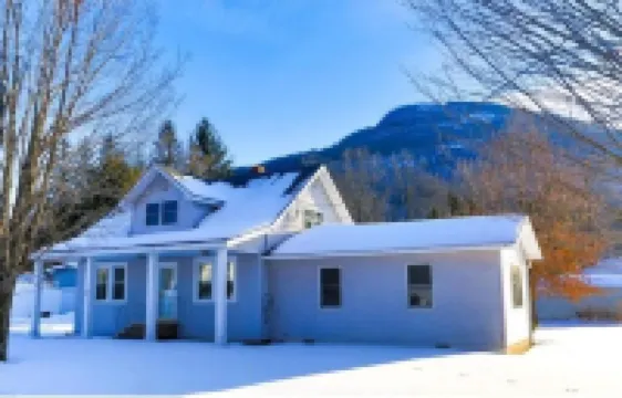 Log cabin with INDOOR POOL foot of hunter mountain
