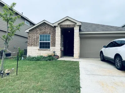 Cheerful Comfortable Three Bedroom Home - 20 minutes from Downtown