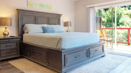 ~Riverfront 3 Bed 2 Bath w/Gas Fireplace Hot Tub Dock & Boats. 3/4 Mile to Town~ Hotels in Sonoma County