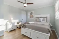 "Cumberland Shoreline Retreat" Waterfront Access, Fun, Hot Tub, Marinas
