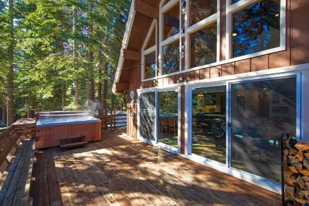 Timberlake Haven / Newly remodeled mountain retreat- 4 blocks from Lake Tahoe! Отели в г. Тахо Виста