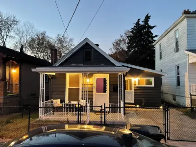 Charming 3-bedroom house with AC and WiFi in welcoming Covington. Hotels near Devou Park