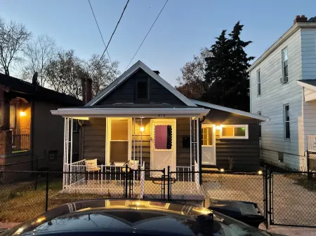 Charming 3-bedroom house with AC and WiFi in welcoming Covington.