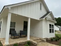 Brand New Gameday Getaway! Less than 3 miles from Campus. Hotel a Starkville