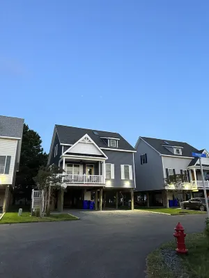 NEW 3 BR/2.5BTH near Bethany Beach/home on stilts, open floor plan/1st FL Master Hotels near Viking Amusements and Thunder Lagoon Waterpark