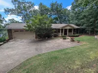 Lakefront Retreat - family friendly with easy access to I-85! Hotels in der Nähe von Denver Downs Farm