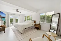 Modern Waterfront: Luxe Renovation + Sunset Views فنادق في 