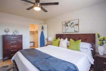 Lovely 2-Bedroom Rental Unit With Indoor Fireplace Отели рядом со станцией Fresno Station