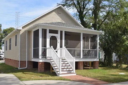 Miss Ida- Adorable Downtown Historic Cottage w/ Screened Porch