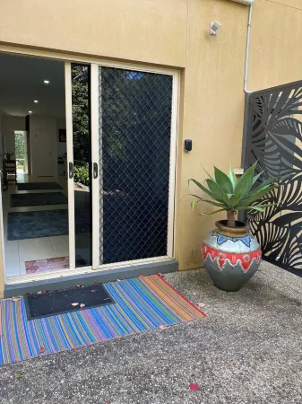 A Hinterland Haven - with stunning views Отели в г. Мейплтон