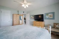 Dolphins, Pickleball, Sand Oh My-Waterfront Vacation Beach Condo w/ Resort Perks Hotels in Redington Shores