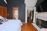 THE LOVERLY - Your Romantic Love Nest - hot tub, 3 fireplaces, 2 bath,  gazebo