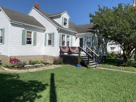 IDLE HOUR, a tranquil 3 bedroom 1.5 bath cottage WITH DOCK