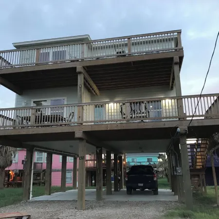 3-bedroom house in charming Surfside Beach with AC, WiFi