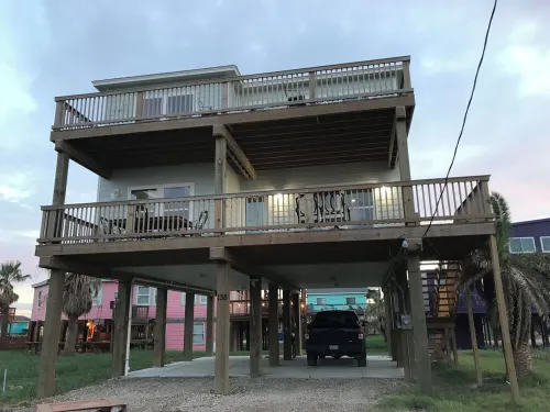 3-bedroom house in charming Surfside Beach with AC, WiFi