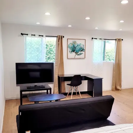 Cozy guest house close to Warner Brothers, Universal Studios, Burbank Airport