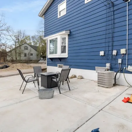 MKE River 3-LVL Townhouse 3BR+1.5BA with Parking for 2 Vehicles