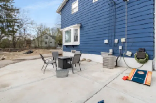 MKE River 3-LVL Townhouse 3BR+1.5BA with Parking for 2 Vehicles