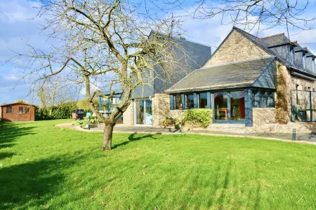 House 4 to 8 people - Private spa - Beaches 20min away Отели в г. Плетан