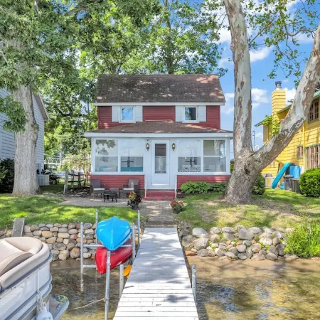 Waterfront lake cottage on gorgeous Clark Lake in Jackson! 4 bedrooms, sleeps 10