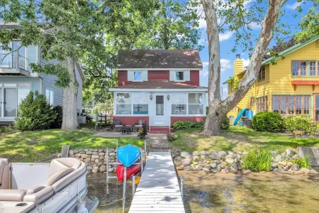 Waterfront lake cottage on gorgeous Clark Lake in Jackson! 4 bedrooms, sleeps 10