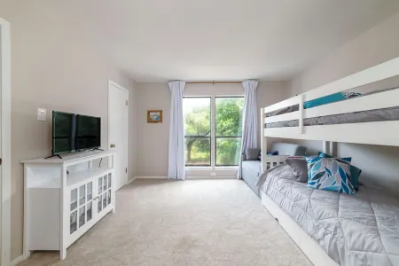 Cozy condo with tennis courts, pool, and close to the Rivers and Schlitterbahn.