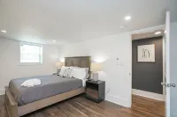 Home for 10 close to BNA & DOWNTOWN Nashville KING bed FENCED Patio BAR & Yard Hotels near Kroger