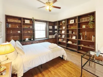 4 Bed/4 Bath Historic Downtown Parkville Home Hotels near Airworld Park