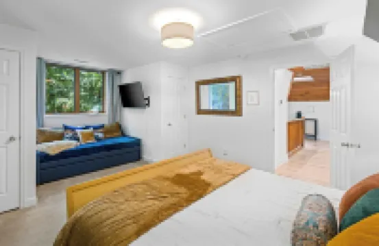 Boutique Chalet - Hiking, Hot Tub, Sauna, Fire Pit, Pizza Oven & Gameroom