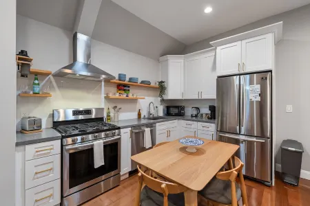 / Luxury Modern Home in Oakland with AC & WFH / Отели рядом с достопримечательностью «African American Museum and Library»