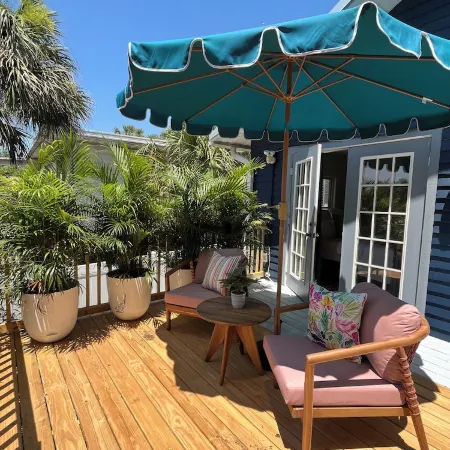Charming 2-bedroom cottage in downtown Mount Dora with RV parking, pets welcome