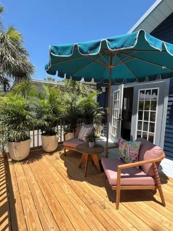 Charming 2-bedroom cottage in downtown Mount Dora with RV parking, pets welcome Отели рядом с достопримечательностью «Walmart Garden Center»