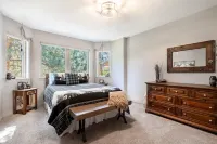 Peaceful getaway in the woods with fully fenced yard- Pet friendly!