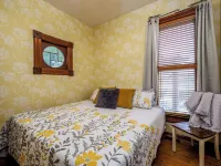 Historic Bungalow in Chariton, Sleeps 5, Pets Ok, Single Level Hotels in Chariton