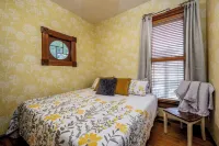 Historic Bungalow in Chariton, Sleeps 5, Pets Ok, Single Level