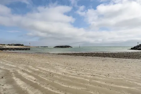 Goldeneye beachside paradise, large apartment, free parking, fast Wi-Fi