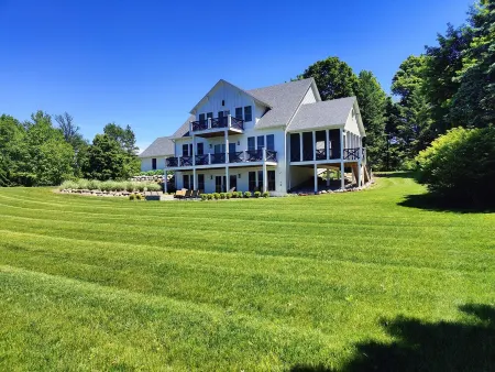 Beach Breeze-Stunning Lakefront Home-170' Sand Beach-Porch-Deck-Firepit-Ensuite