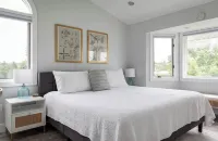 ★BEACHFRONT★Pool+Hot Tub★11 min to downtown