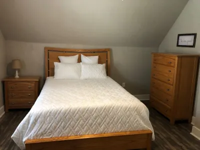 900 Sq Ft Downtown 1 Bedroom Apt, Close to Shopping, Honeywell, Eagles, Sleeps 5 Hotels near Kroger