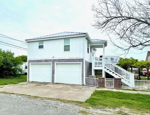 Sunsets on the ocean view - steps to Seadrift lighted fishing pier. Hurry here! Hotels in Seadrift
