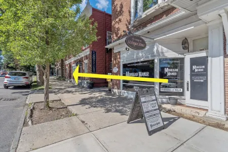 BEAUTIFUL village apt.  Walk to river, shops, eateries. Great for getaway / work