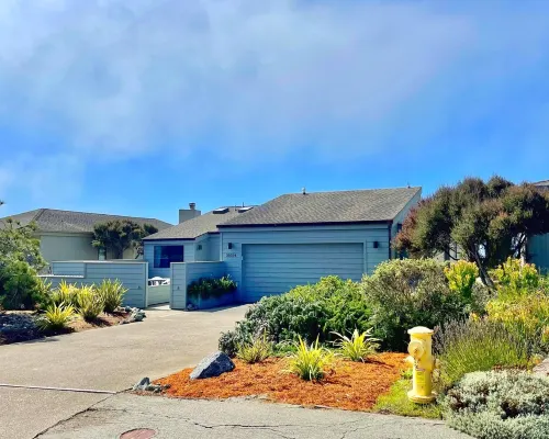 3bd2.5ba Ocean/Mountain View Single Level Spacious House sleeps 8 Hotels in Bodega Bay
