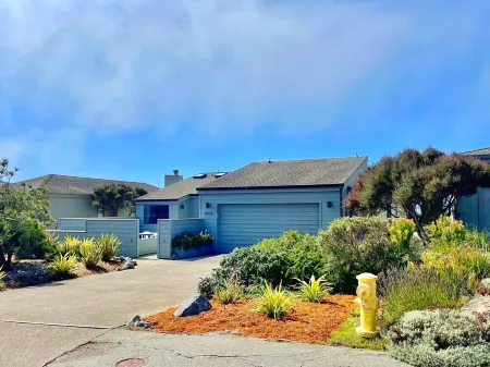 3bd2.5ba Ocean/Mountain View Single Level Spacious House sleeps 8